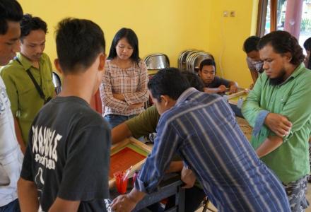 Pemerintah Desa Baturetno melakukan  pelatihan sablon acrylic bagi Karang Taruna