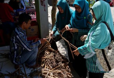 Rombongan program P2WKSS Desa Baturetno melakukan kunjungan ke central enceng gondog
