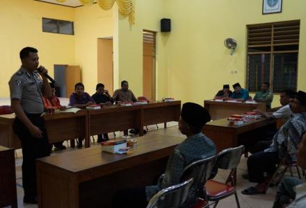Mengoptimalkan kembali fungsi linmas desa, Pemerintah Desa Baturetno melakukan pembinaan
