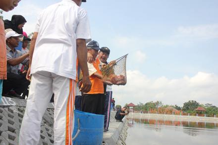 Warga Antusias Ikuti Peresmian Telaga Desa Baturetno dan Senam Bersama