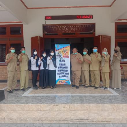 SERAH TERIMA STANDING BANNER DARI BNNK KABUPATEN BANTUL