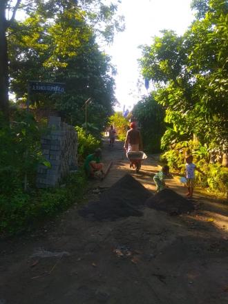 Pengerjaan paving Jl. Randu Gumbolo Manggisan