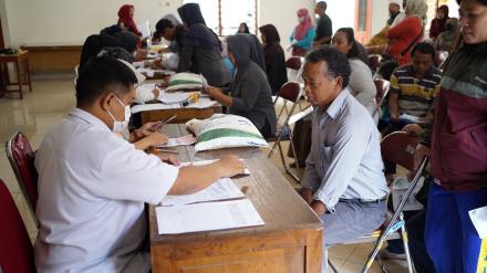 PENYALURAN BANTUAN BERAS