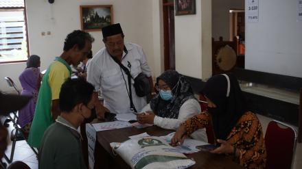 PENYALURAN BANTUAN BERAS