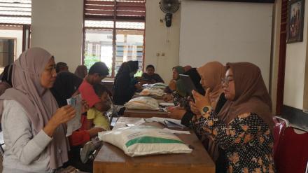 PEMBAGIAN BANSOS BERAS TAHAP 5
